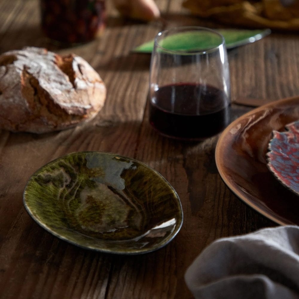 Assiette en grès vert foncé en forme de feuille de vigne Assiette en grès "Vigne" - Vert sombre
