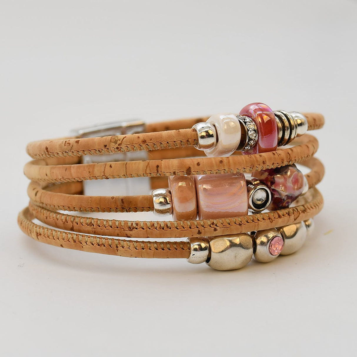 Bracelet en liège artisanal – Élégant, vegan et unique Bracelet en liège et perles