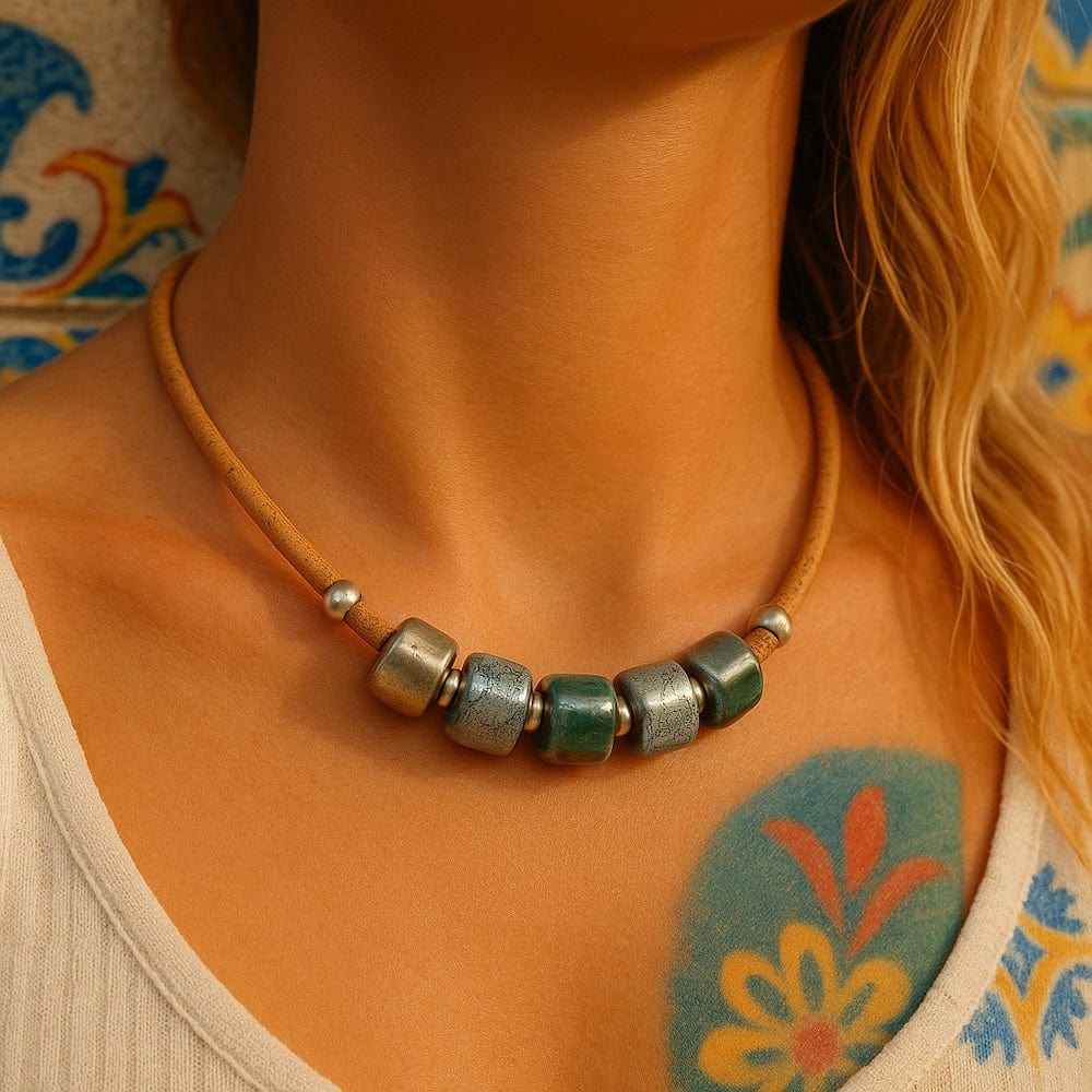 Collier en liège et 4 perles grises élégant et artisanal Collier en liège et perles - Gris