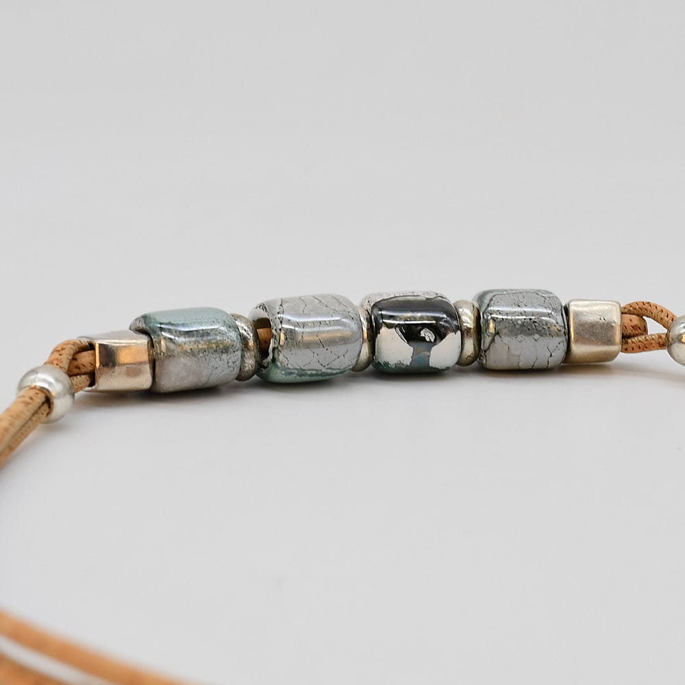 Collier en liège et 4 perles grises élégant et artisanal Collier en liège et perles - Gris