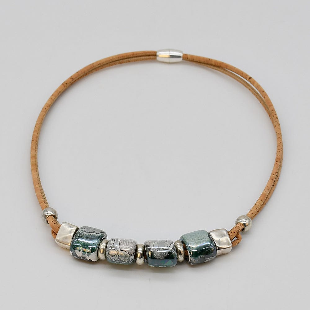 Collier en liège et 4 perles grises élégant et artisanal Collier en liège et perles - Gris