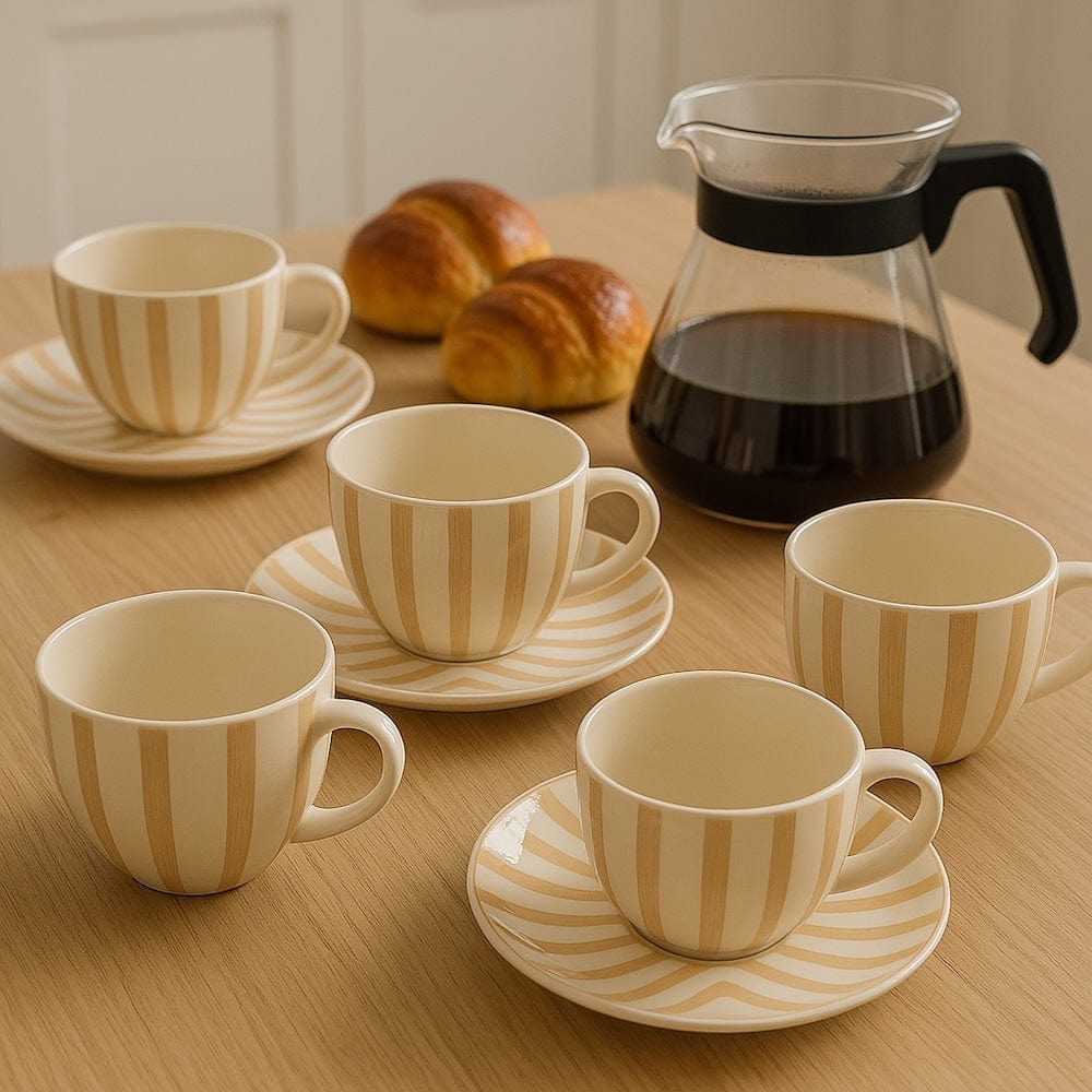 Grande tasse en porcelaine rayée moka et blanc Grande tasse rayée "Costa Nova Mar" - Moka