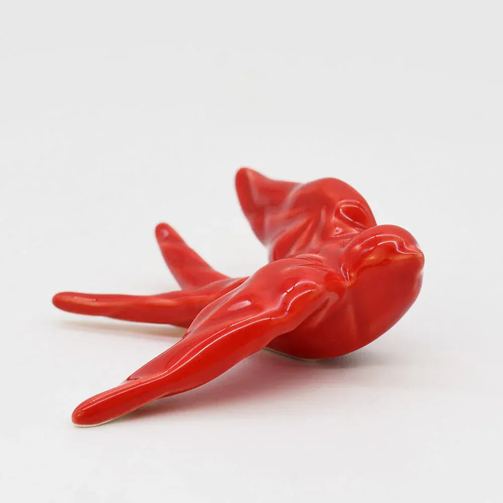 hirondelle en céramique stylisée et modernisée rouge brillant, dans sa boîte cadeau Luisa Paixão. Coffret hirondelle stylisée - Rouge