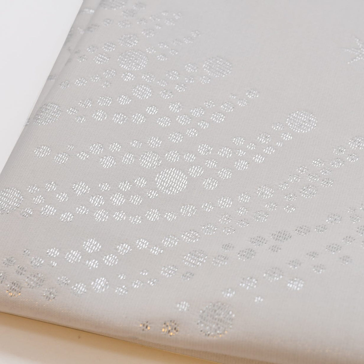 Nappe Blanche Festive Argentée – Élégance Portugaise & Entretien Facile Nappe en coton "Festas" - Blanche