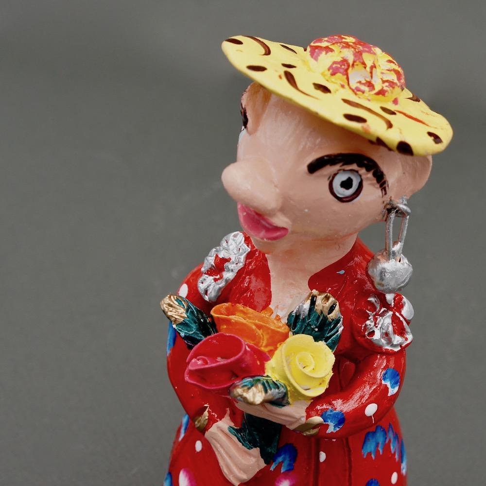 Boneca com flores I Statuette by Jùlia Côta - 20 cm