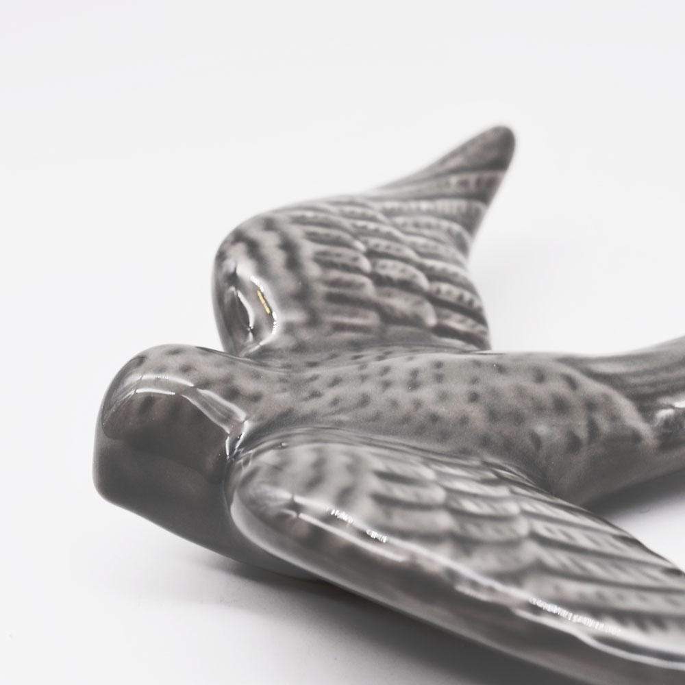 Hirondelle en céramique grise