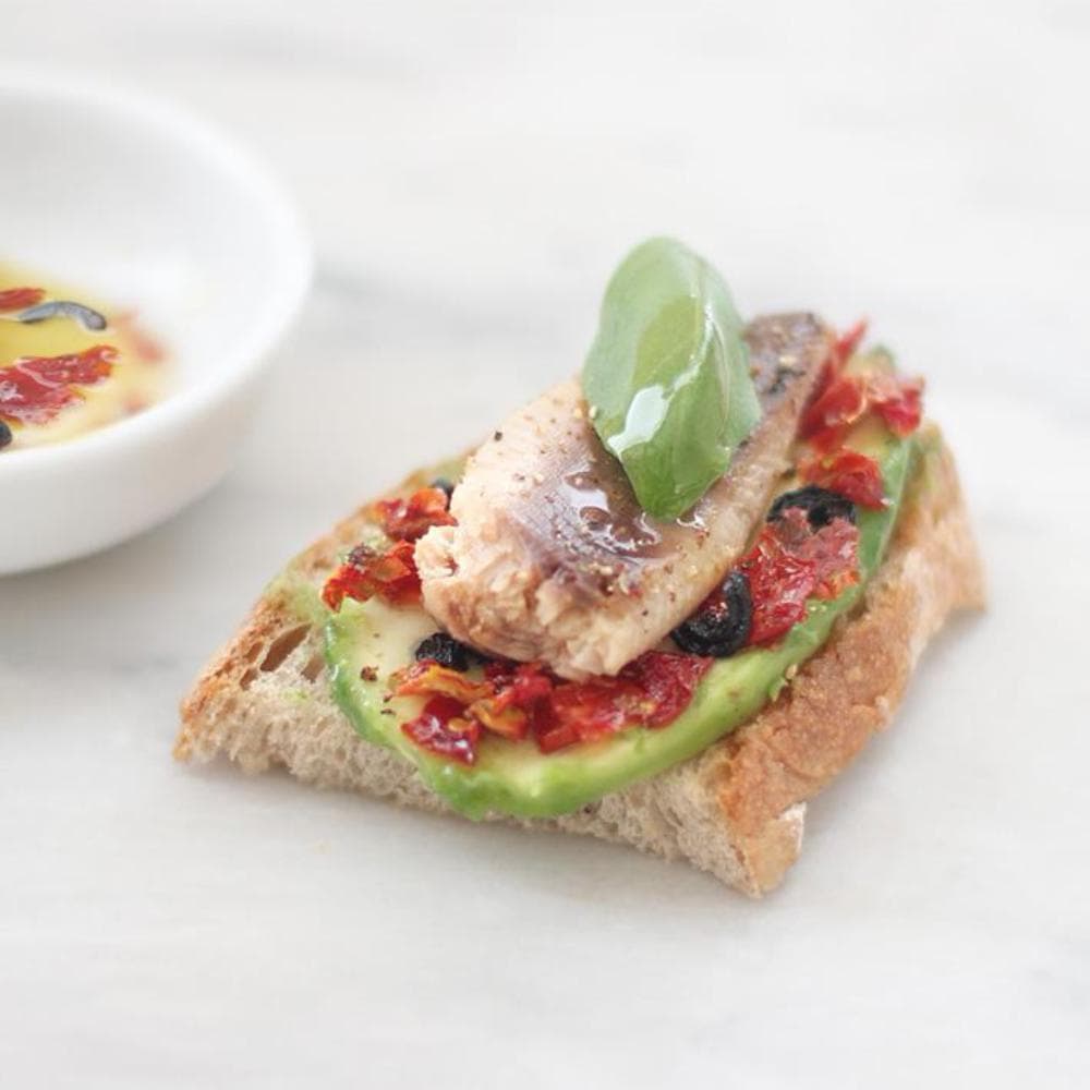 Tube de tomates et olives noires déshydratées