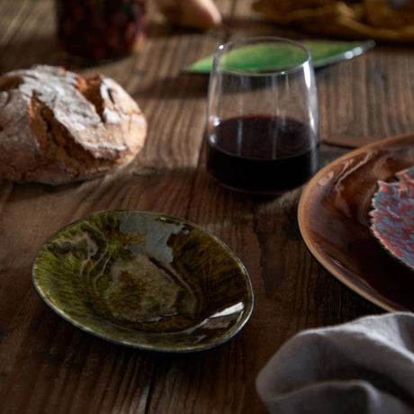 Assiette en grès vert foncé en forme de feuille de vigne Assiette en grès "Vigne" - Vert sombre