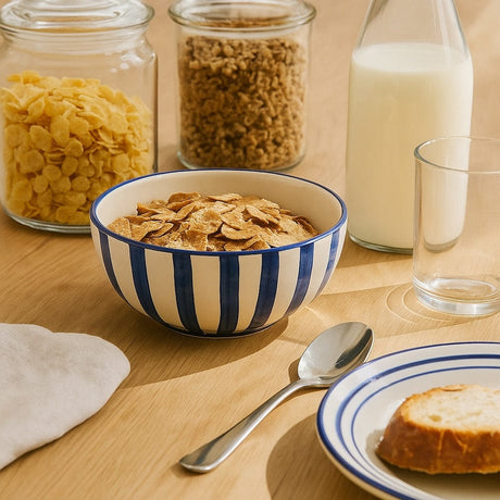 Bol à céréales en céramique portugaise I Vaisselle du Portugal en ligne Bol à céréales rayé "Costa Nova Mar" 16cm - Bleu