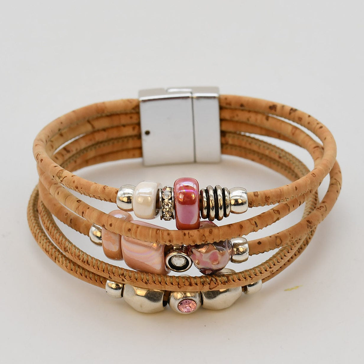 Bracelet en liège artisanal – Élégant, vegan et unique Bracelet en liège et perles