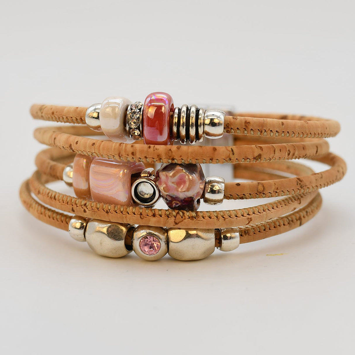 Bracelet en liège artisanal – Élégant, vegan et unique Bracelet en liège et perles