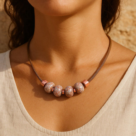 Collier en liège et 4 perles roses Collier en liège et perles - Rose