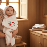 Drap de bain à capuche rose aux motifs sardines portugaises Drap de bain à capuche en coton "Sardinhas" - Rose