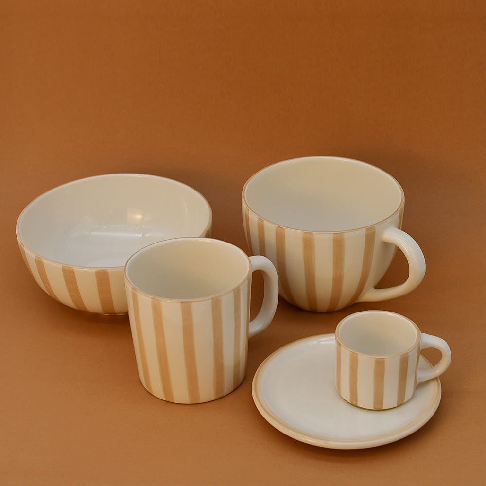 Grande tasse en porcelaine rayée moka et blanc Grande tasse rayée "Costa Nova Mar" - Moka