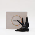 hirondelle en céramique stylisée et modernisée noire mat, dans sa boîte cadeau Luisa Paixão.  Coffret hirondelle stylisée - Noir mat