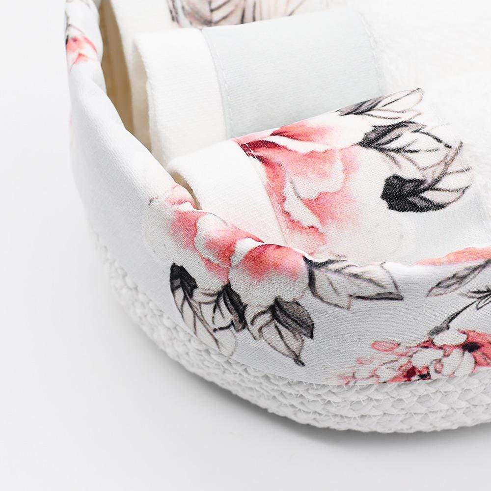 Panier en coton à parements roses et ses 3 essuie-mains