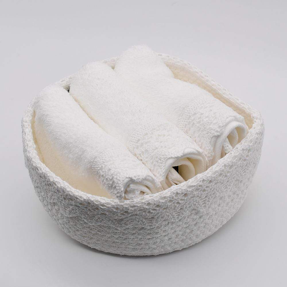 Panier en coton blanc à parements brodés et ses 3 essuie-mains