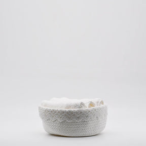 Panier en coton blanc à parements brodés et ses 3 essuie-mains