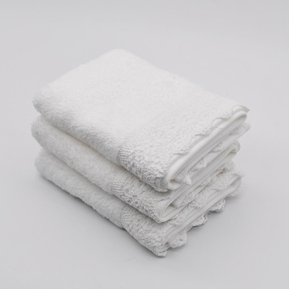 Panier en coton blanc à parements brodés et ses 3 essuie-mains