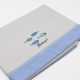 Parure de lit coton bleue brodée sardines portugaises | Luisa Paixão Parure de lit bébé "Sardinhas" - Bleu