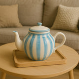 Théière en porcelaine turquoise I Vaisselle du Portugal en ligne Théière rayée "Costa Nova Mar" - Turquoise