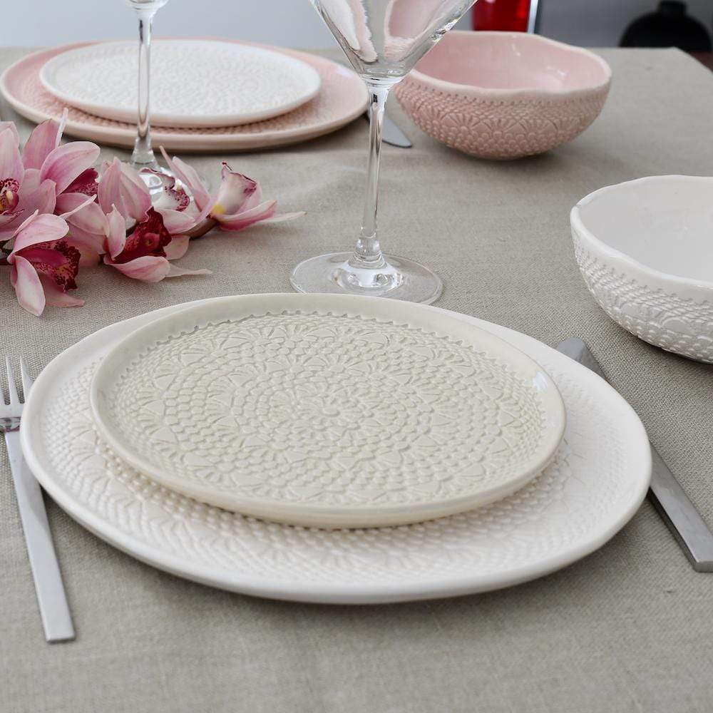 Assiette en céramique blanche I Motifs dentelles portugaises Assiette "Carimbada" blanche - 27 cm