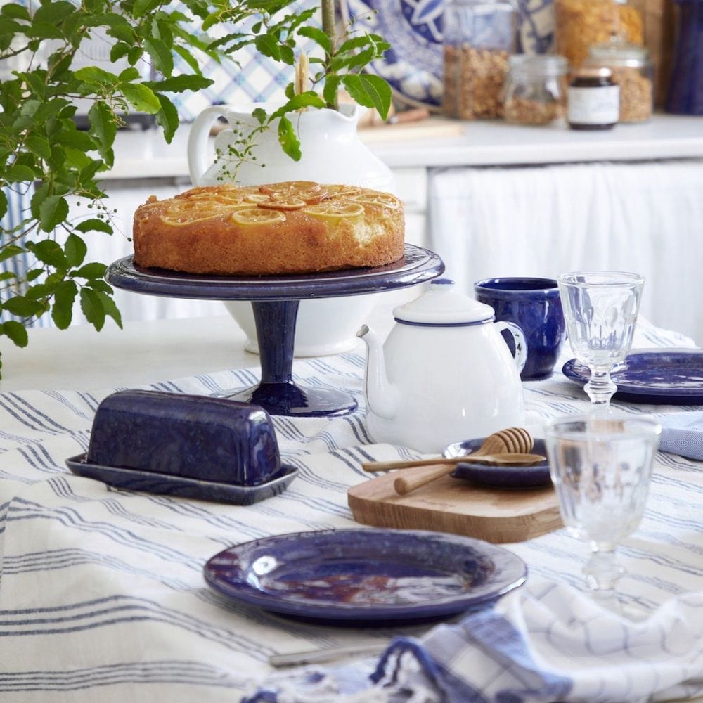 Assiette haute émaillée bleue I Vaisselle portugaise Beurrier en grès “Abbey" - 20cm