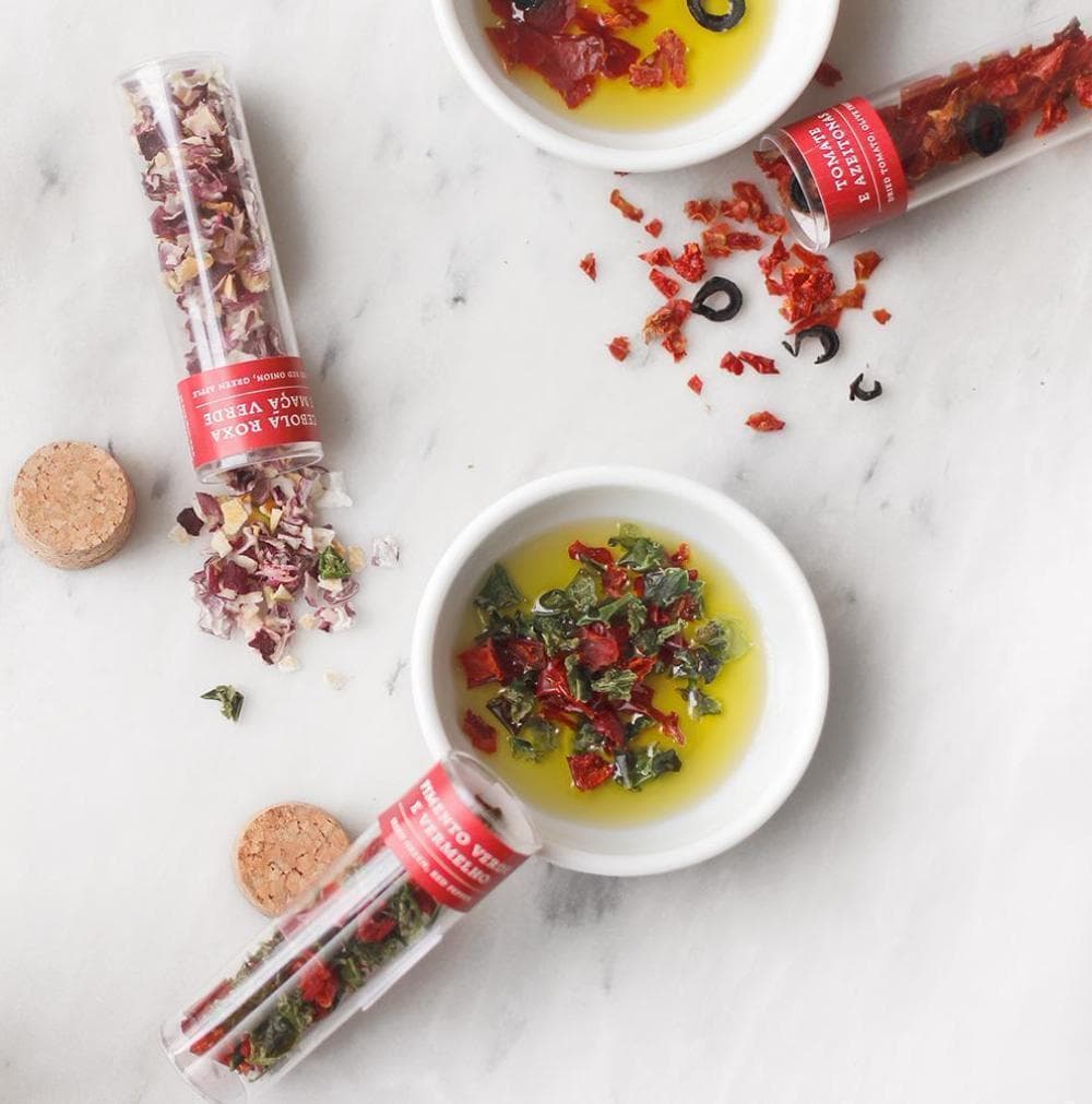 Tubes de tomates. oignons. poivrons déshydratés