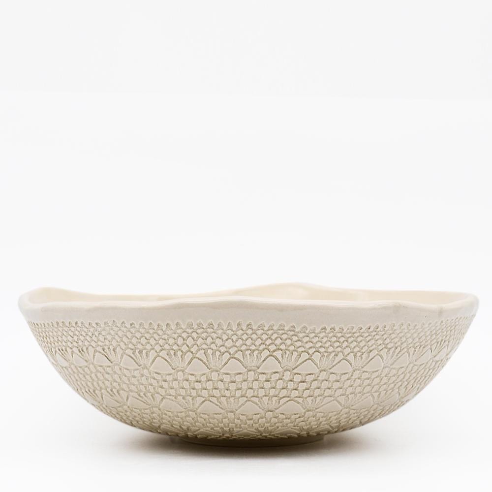 Grand saladier en céramique beige I Motifs dentelles portugaises Grand saladier "Carimbada" beige - 25 cm