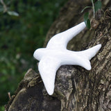 Hirondelle traditionnelle en céramique blanche