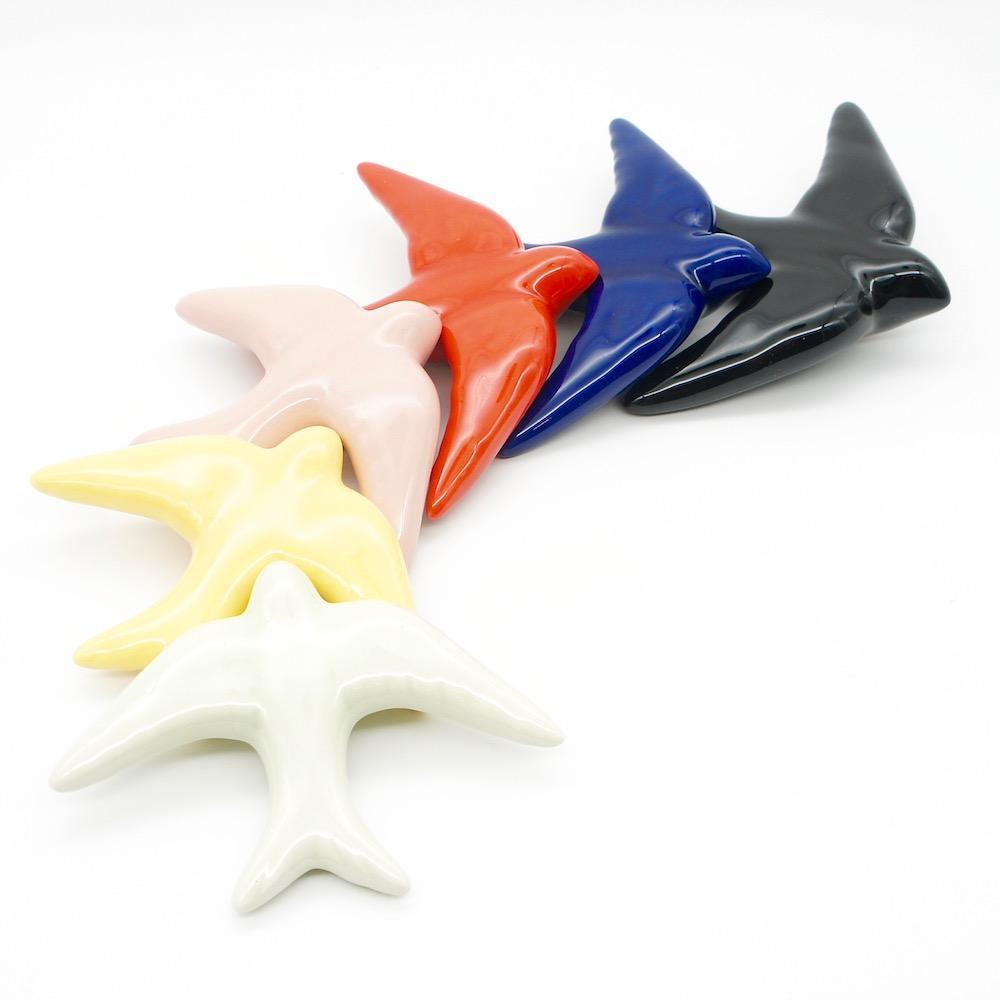 Hirondelle traditionnelle en céramique rose