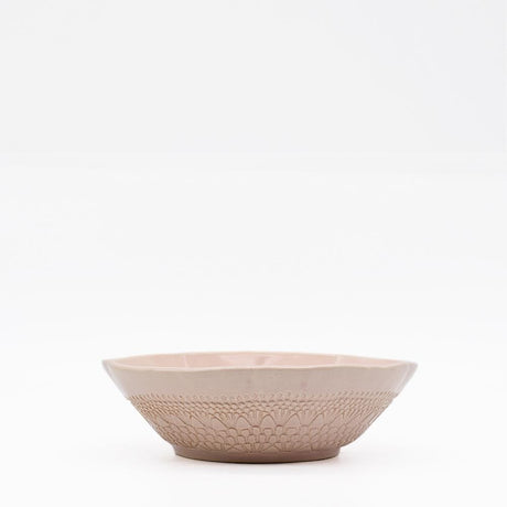 Petit saladier en céramique rose I Motifs dentelles portugaises Saladier individuel "Carimbada" rose - 19 cm