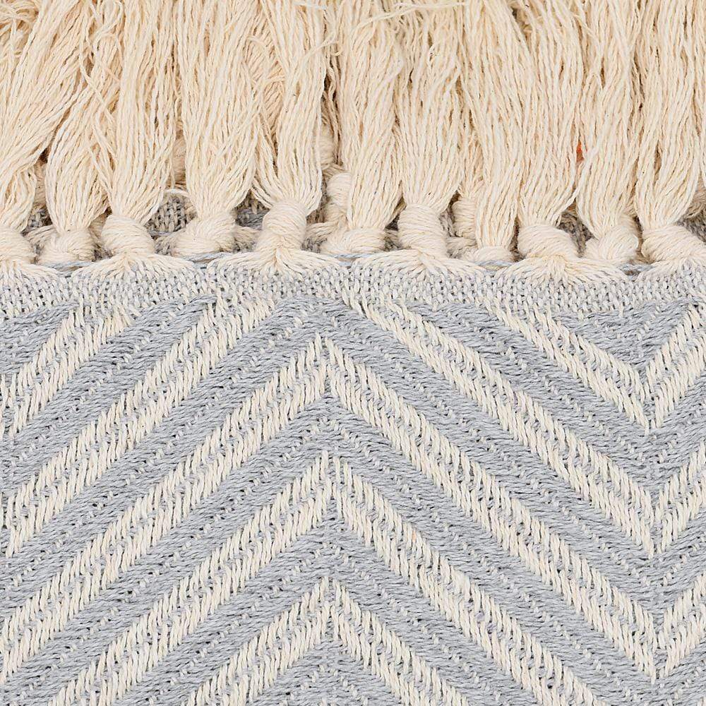 Plaid à franges en coton motifs chevrons gris clair Plaid "chevrons" à franges en coton 200X135 - Gris clair