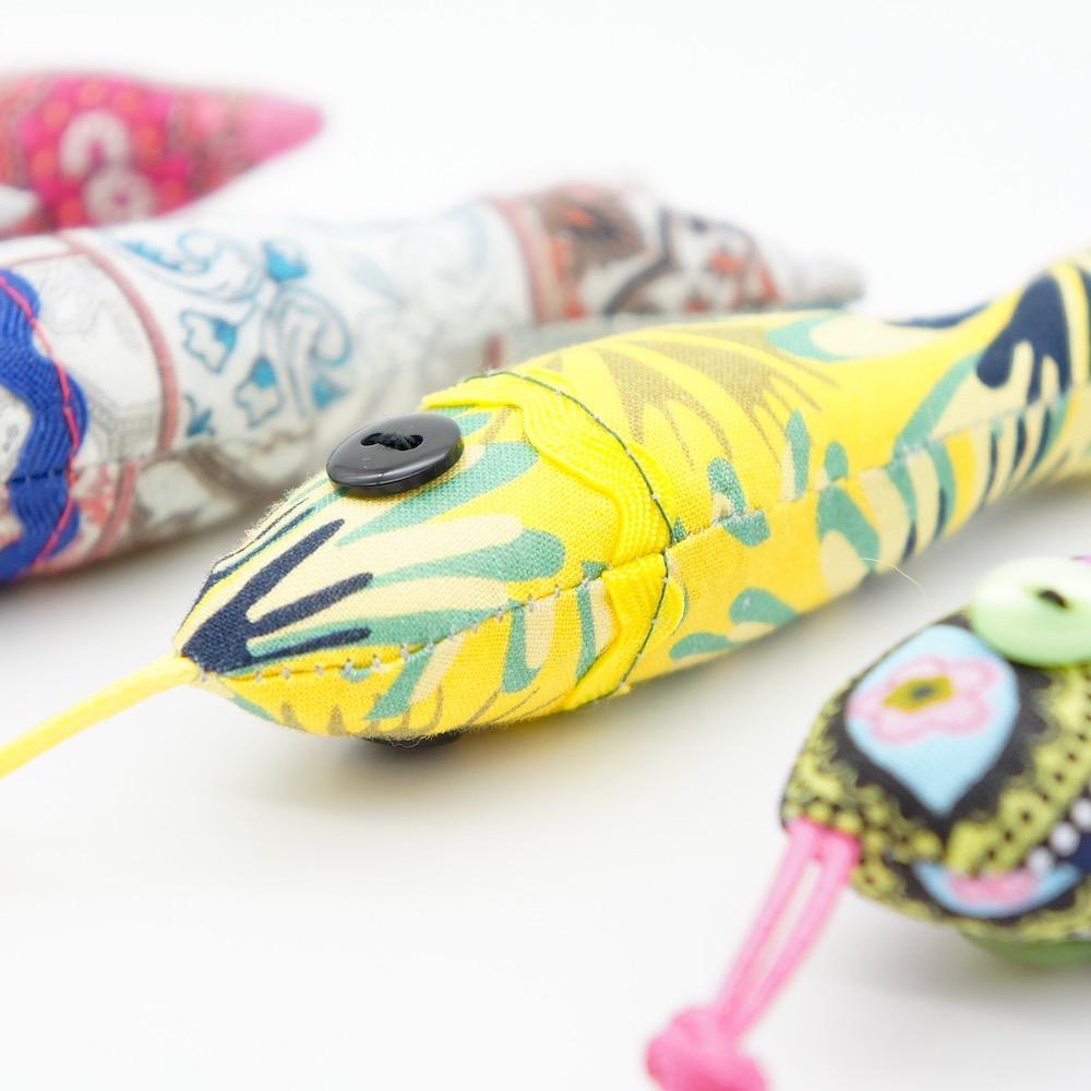 Porte clés en forme de sardine jaune Porte clés "Sardinha" Jaune