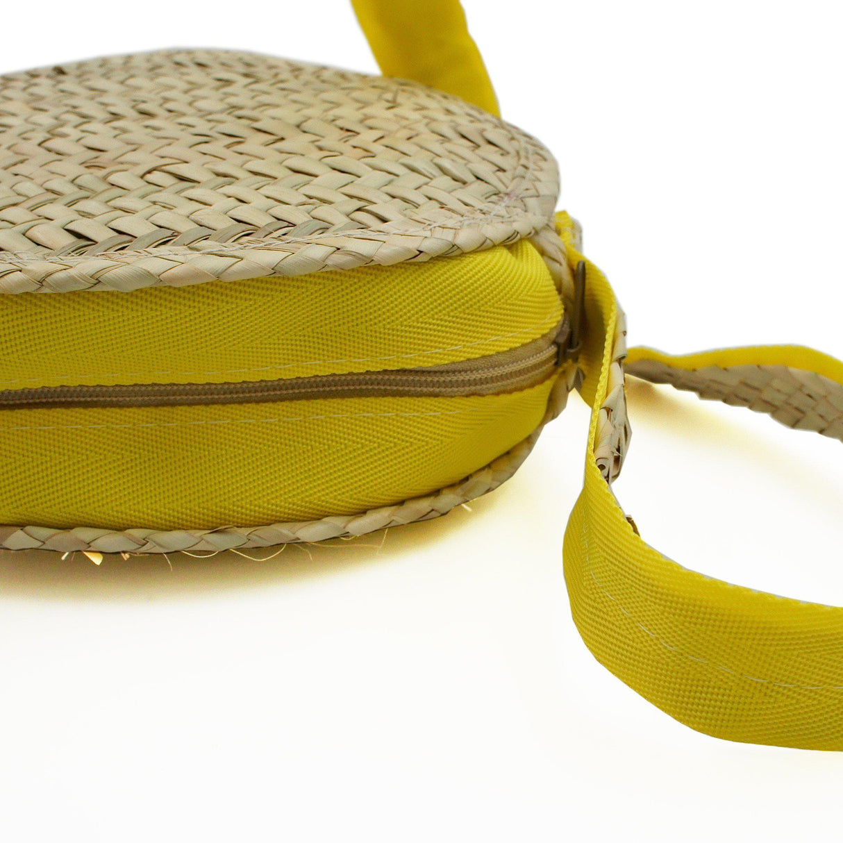 Sac rond à bandoulière en paille tressée